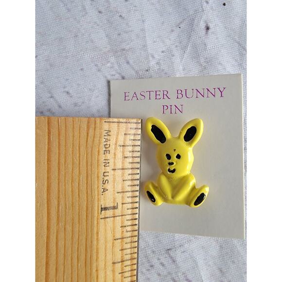 Easter Bunny Yellow Black Enamel Metal Hat Lapel Pinback Vintage New Old Stock - Picture 3 of 3